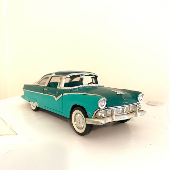 1955 FORD CROWN VICTORIA 1/18 DIECAST SIGNATURE - Picture 2 of 6